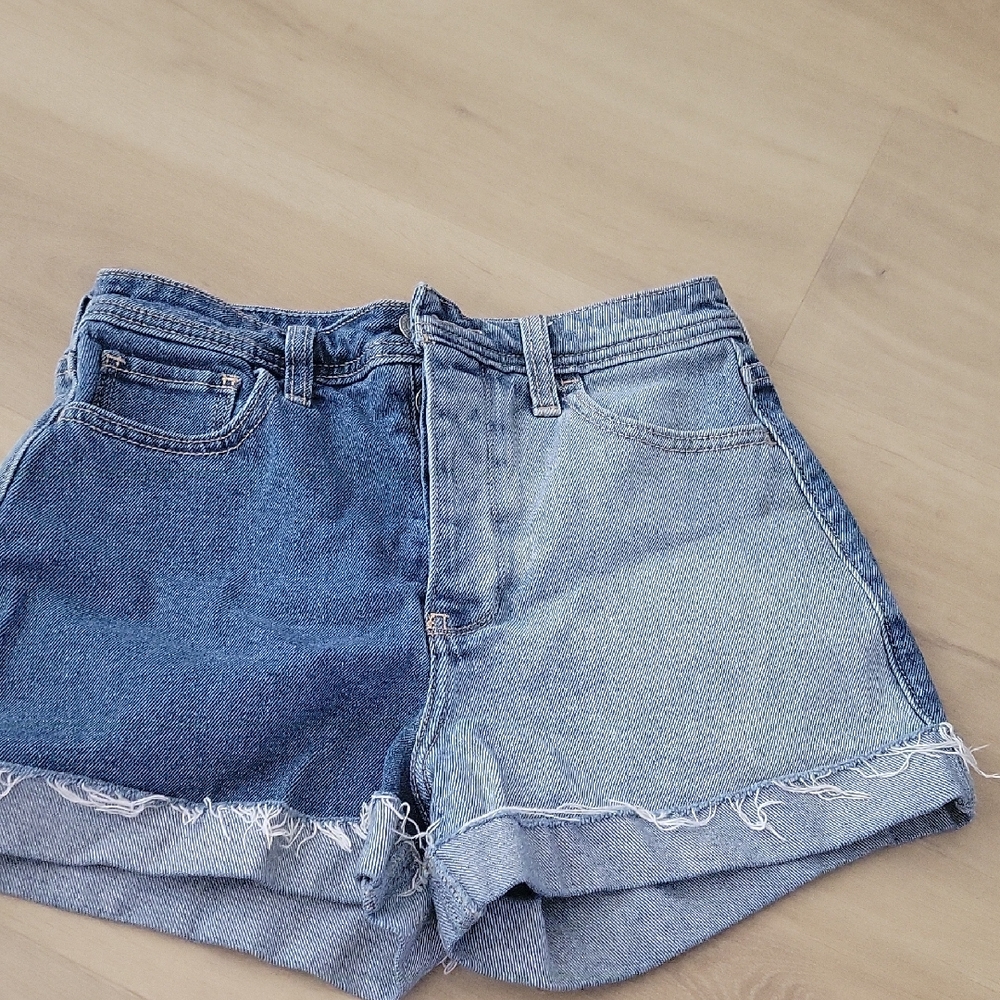Hollister Ultra High Rise Mom Short Two-toned Size 3